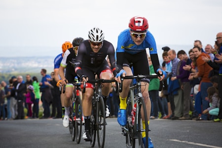 足球运动员在训练场上进行战术演练