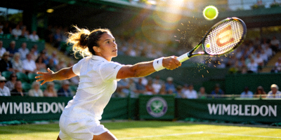 网球大满贯赛事选手发球瞬间